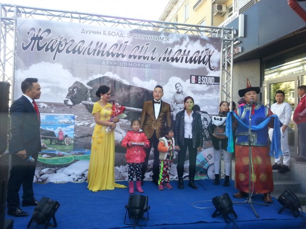 “Жаргалтай гэр бүл манайх” шинэ цомгийн нээлтээр Монголын 2 өрхөд “аз жаргал” бэлэглэлээ